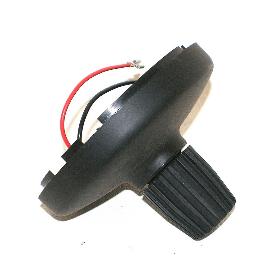 Hampe d'adaptation pour transformer un gyrophare en fixation à plat en gyrophare à fixation sur hampe.